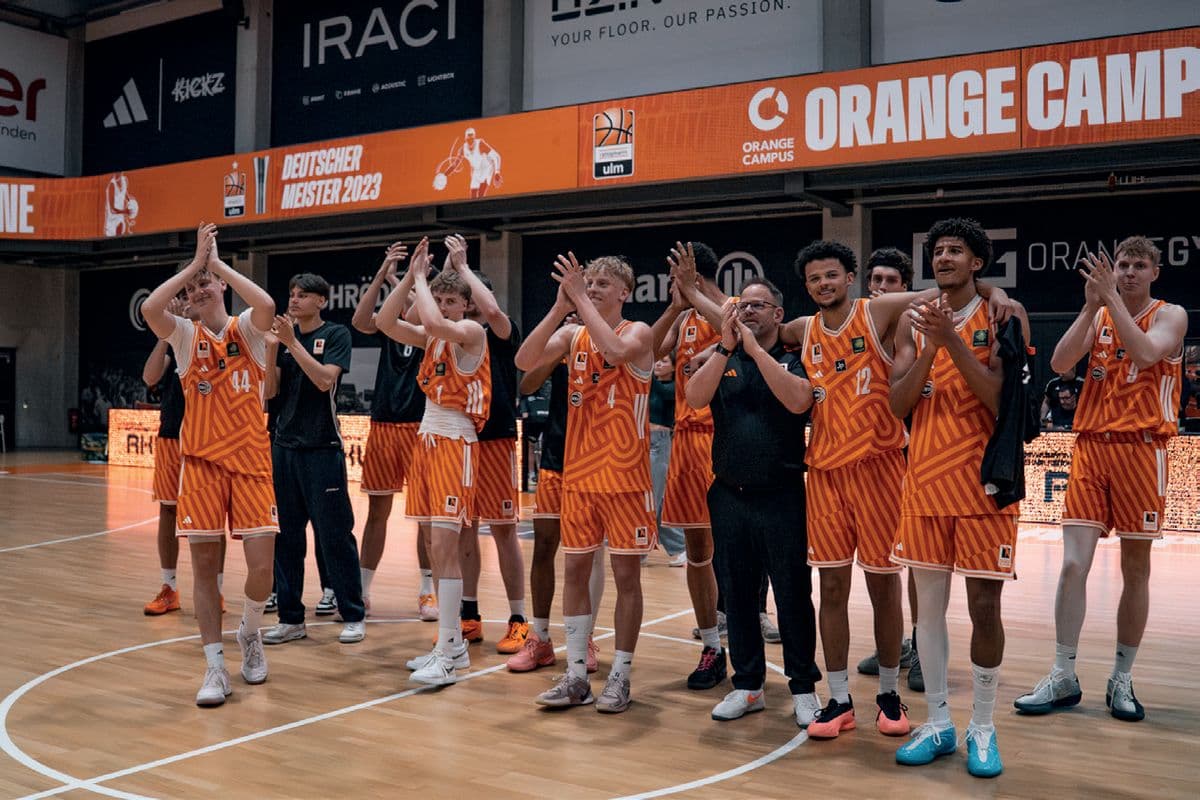 Netzwerktreffen bei einem OrangeAcademy-Heimspiel